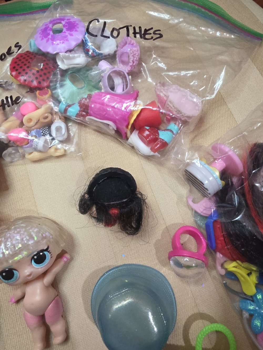 L.O.L SURPRISE DOLLS AND ACCESSORIES - Picture 6 of 6